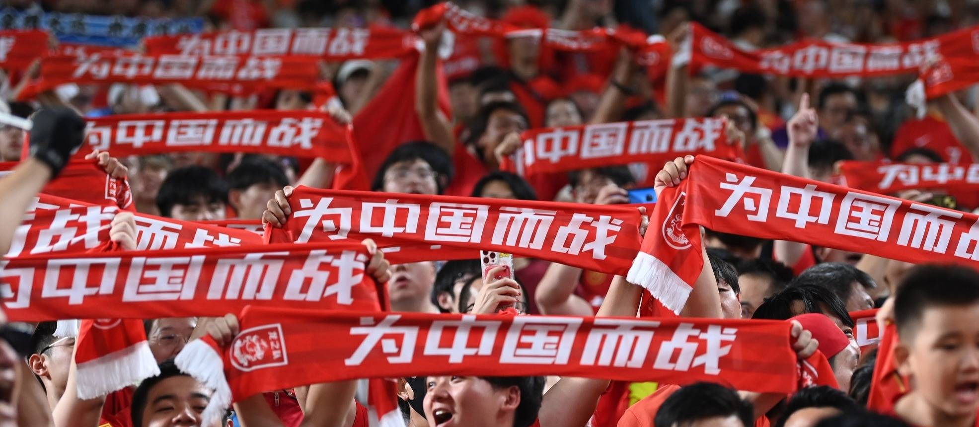 包含球队的队长为球员们鼓劲，带领他们共同向着胜利努力的词条