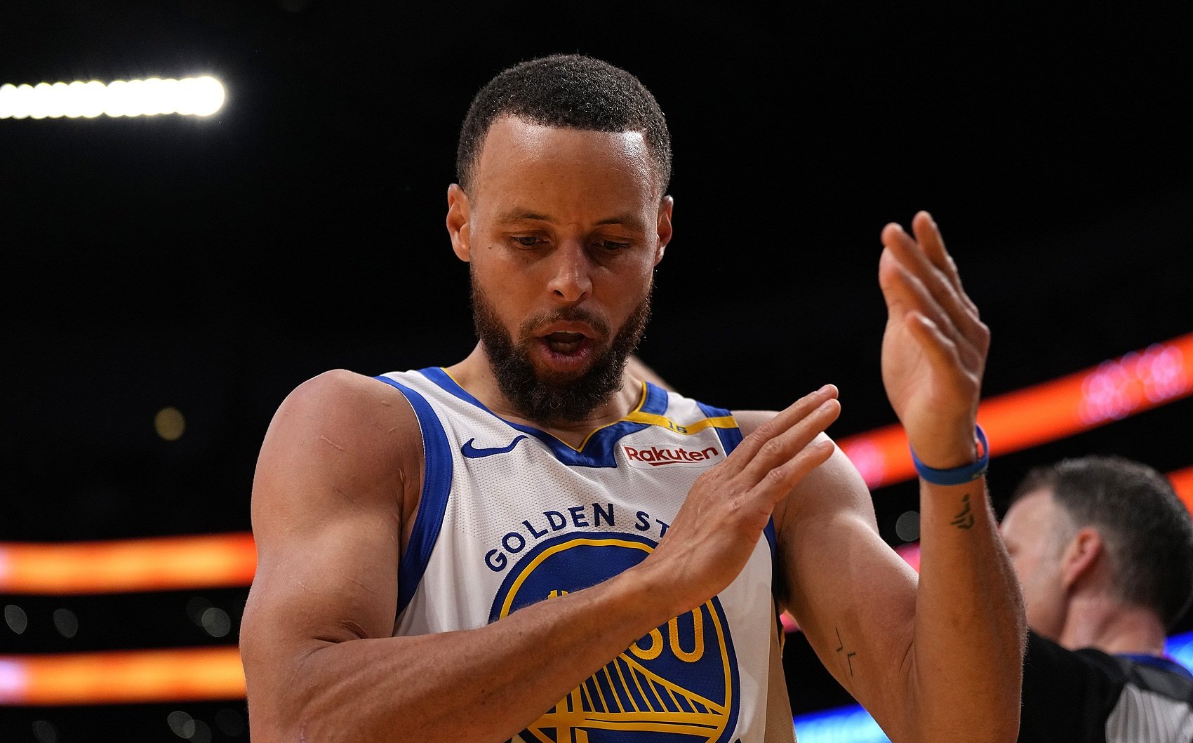 关于库里在日本队比赛中突破纪录，赛事规则更新引发热议！的信息