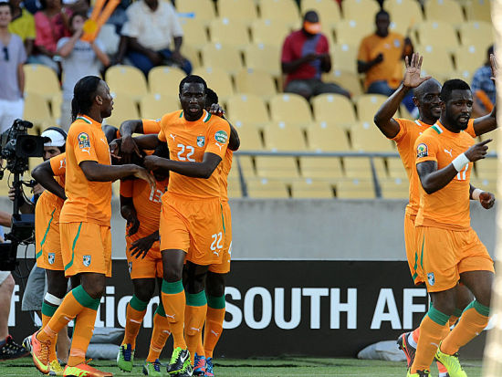 德罗巴在日本队比赛中出色发挥，出色防守引发热议！